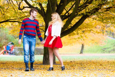 Genç çift parkında el ele tutuşarak tarihte karşılamak..