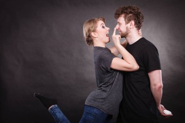 Komik çift krem ile oynamak.