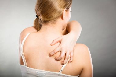 Anti döküntü ile kaşıntılı onu geri tırmalamak kadın