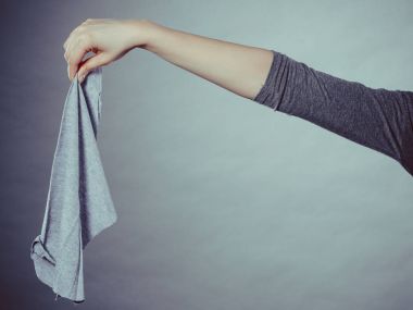 Kişi holding kokuşmuş paçavra.