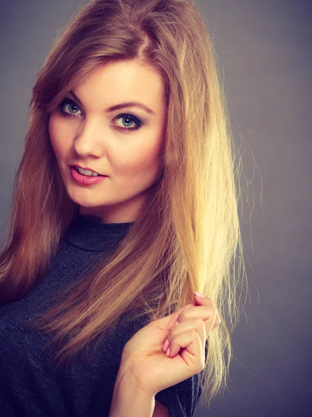 Attraktiv blond kvinna med vindpinade hår — Stockfoto