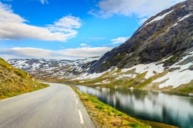 Yol manzara Norveç dağlarında