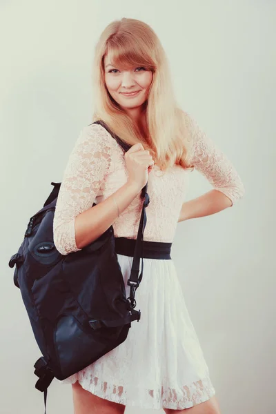 Güzel kadın kız öğrenci ile sırt çantası. — Stok fotoğraf