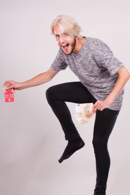 Eve para ve anahtarları tutan adam