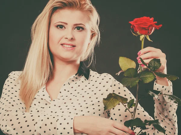 Жінка тримає квітку троянди на чорному — стокове фото