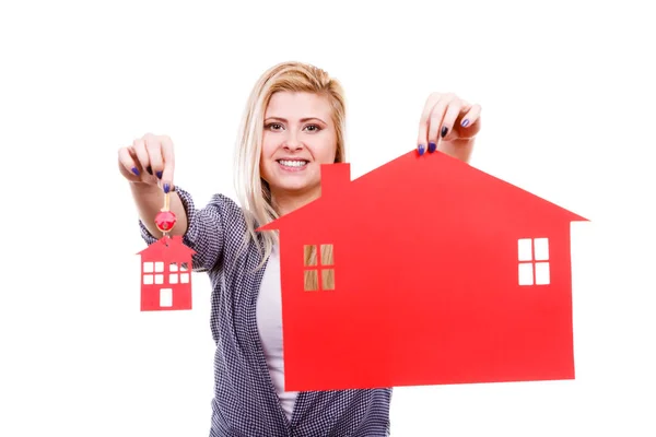 Mulher feliz segurando casa de papel vermelho e chaves — Fotografia de Stock