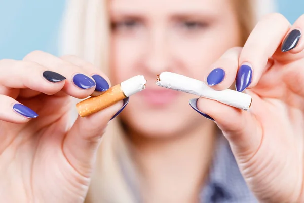 Žena lámání cigaretu, jak se zbavit závislosti — Stock fotografie