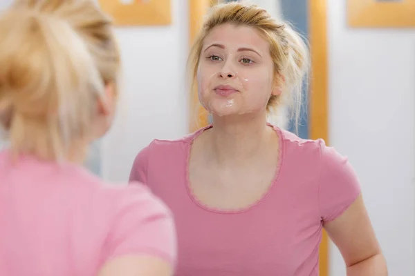 Mujer joven teniendo máscara de gel en la cara — Foto de Stock