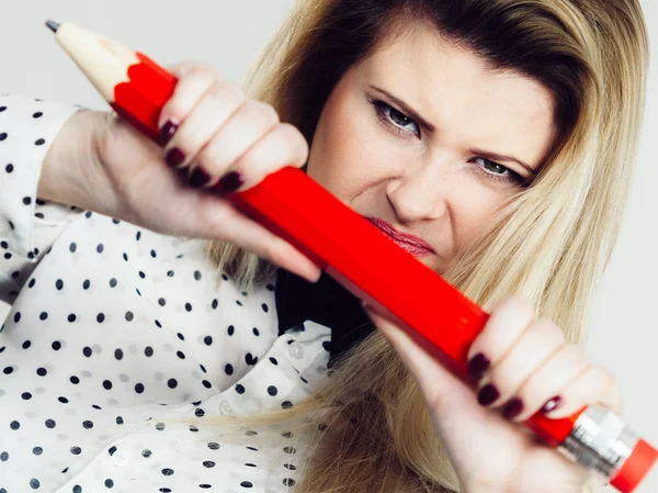 Boze vrouw houdt grote potlood in de hand — Stockfoto