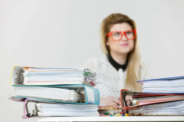 Felice donna d'affari in ufficio — Foto Stock