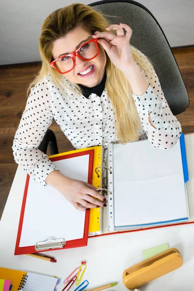 Femme d'affaires heureuse au bureau — Photo