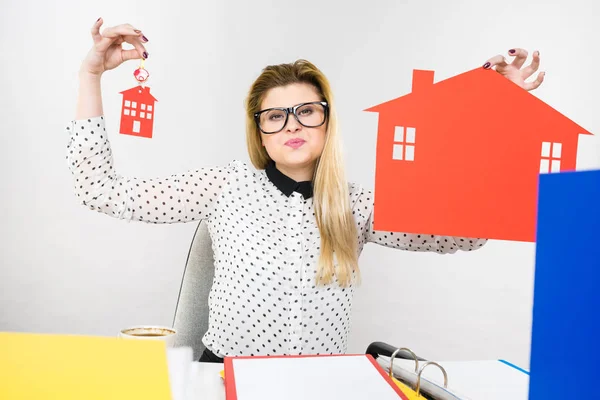 Thining affärskvinna i office håller hus — Stockfoto