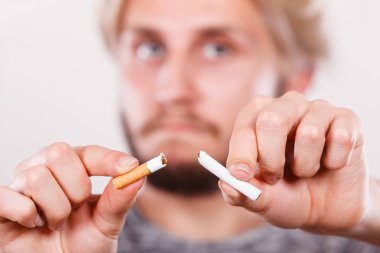 Genç adam bir sigara kırılıyor