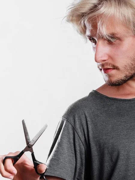 Mann mit Schere beim Texturieren oder Ausdünnen von Scheren — Stockfoto