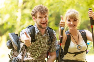 Orman iz üzerinde dinlenme çift backpackers hiking