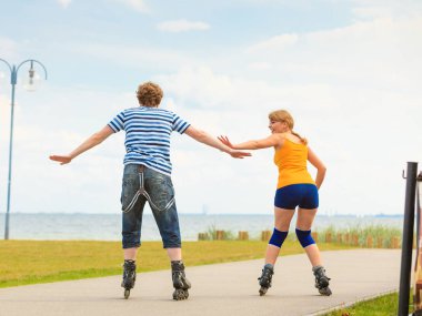 Dışarıda paten süren genç bir çift.