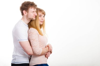 Mutlu arkadaşlığını çift birbirlerine sarılma.