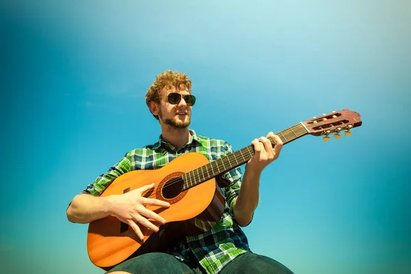 Gitar çalmak hipster genç adam. — Stok fotoğraf