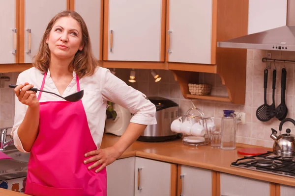 Dona de casa com concha na cozinha — Fotografia de Stock