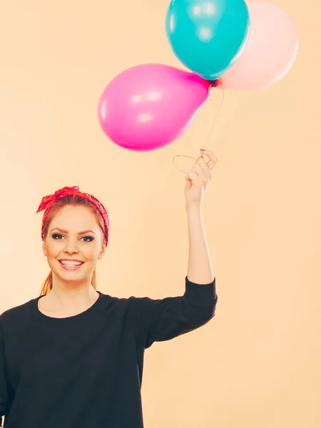 Lyckligt leende kvinna med ballonger. — Stockfoto