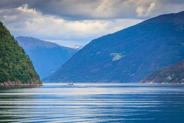 Montanhas paisagem e fiorde na Noruega — Fotografia de Stock