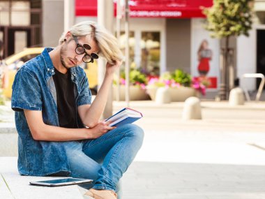 Hipster adam kenarında oturan defter