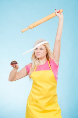 Cupcake, oklava kevgir kafasına takmış tutan kadın