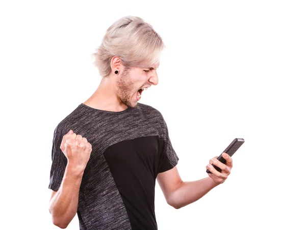 Pria pemarah menggunakan telepon genggam membaca pesan — Stok Foto
