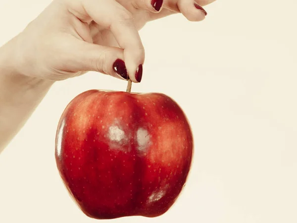 Femme main tenant pomme rouge, concept d'alimentation saine — Photo