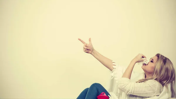 Woman being sick having flu lying on sofa — Stock Photo, Image