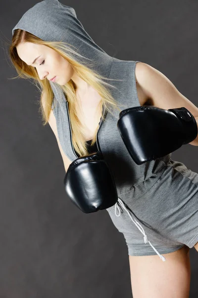 Bokser dziewczyna ćwiczenia z Rękawice bokserskie. — Zdjęcie stockowe