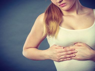 Göğüs ağrısı muzdarip kadın keskin