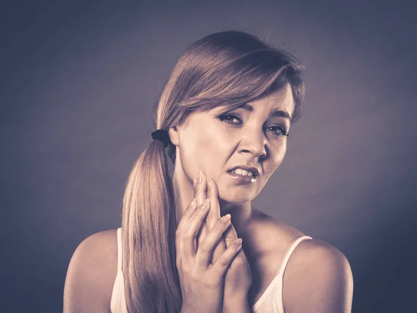 歯の痛みから苦しんでいる女性 — ストック写真