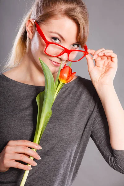 Skönhet kvinna med tulip flower. — Stockfoto