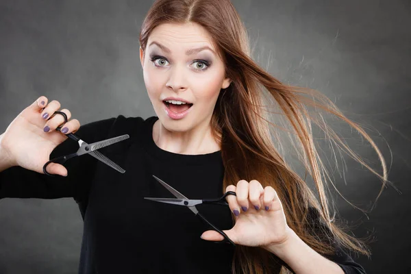 Verrücktes Mädchen mit Schere. Friseur in Aktion. — Stockfoto