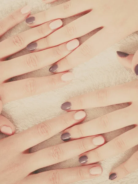 Donna che presenta le sue belle unghie ibride gel dipinte — Foto Stock