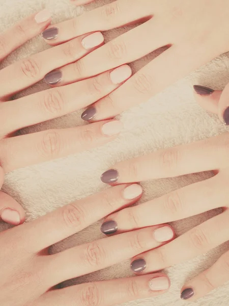 Woman presenting her beautiful painted gel hybrid nails — Stock Photo, Image