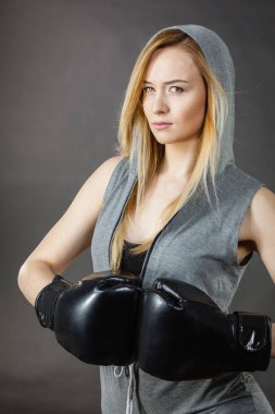 Boksör kız egzersiz ile boks eldivenleri.