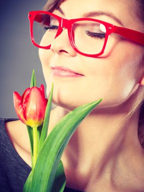 Sevimli kadın çiçek hissediyorum barış kokan.