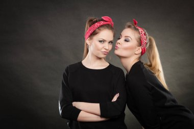 Retro PIN Stilizasyon kadar seven kız.