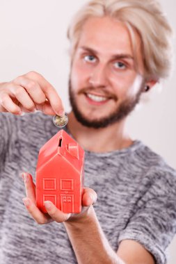 Gülümseyen adam evi servet para koyarak