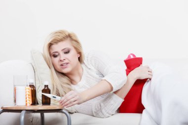 Kadının koltukta yalan grip olan hasta