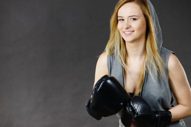 Boksör kız egzersiz ile boks eldivenleri.
