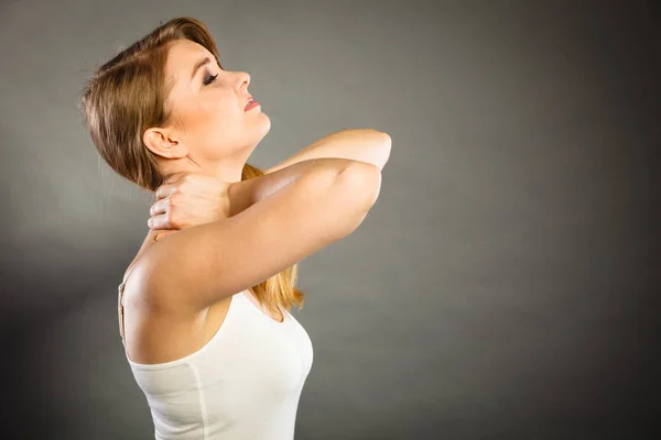 Mujer que sufre de dolor de cuello — Foto de Stock