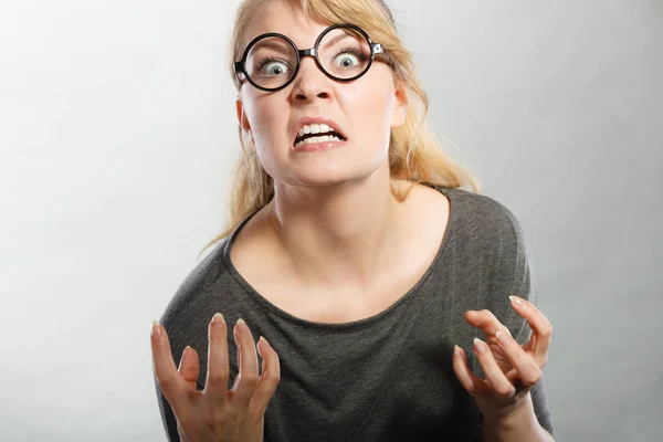 Mujer furiosa gritando . — Foto de Stock