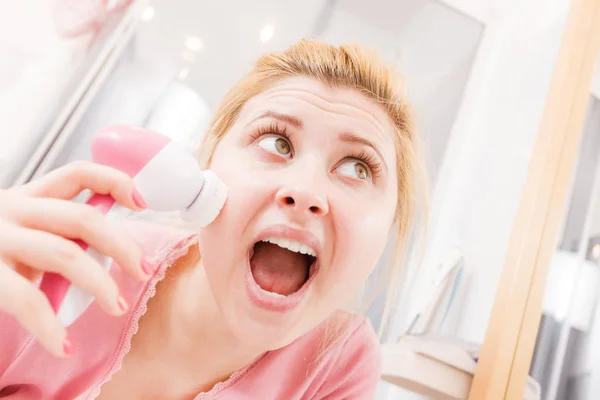 Döbbenve nőjét arc tisztító kefe — Stock Fotó