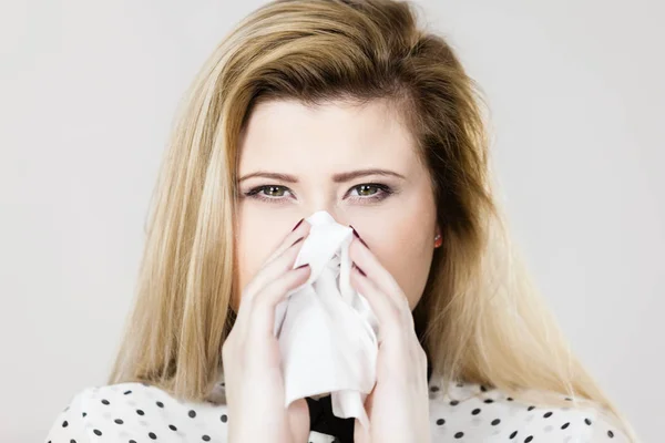 Mulher doente com gripe espirra para o tecido — Fotografia de Stock