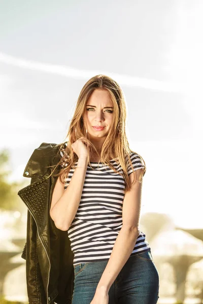 Vrouw casual stijl op stad straat — Stockfoto