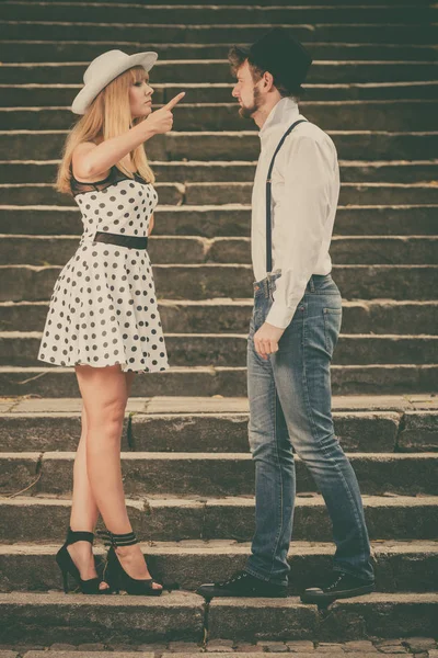 Pareja cariñosa estilo retro coqueteando en las escaleras —  Fotos de Stock