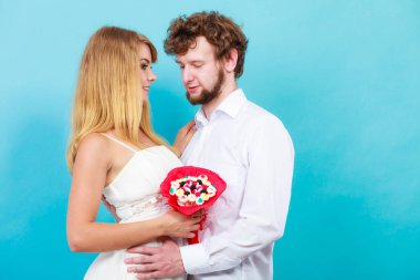 Seven çift şeker demet çiçeklerle. Aşk.